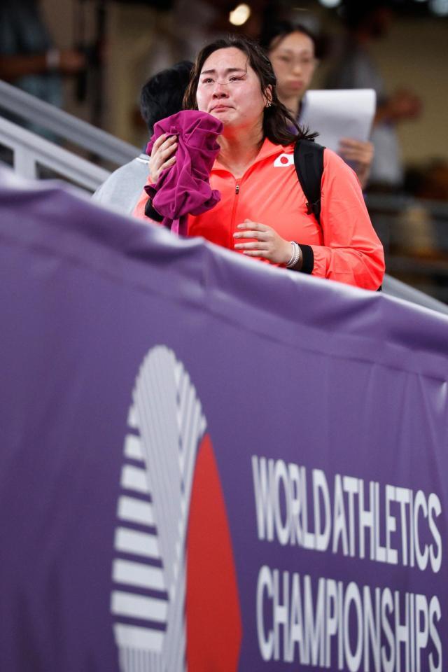 　女子やり投げ予選競技を終え、引き揚げる北口榛花