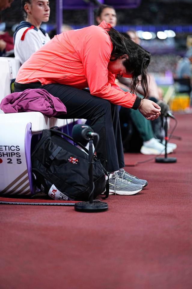 　女子やり投げ予選３投目を終え、うつむく北口榛花