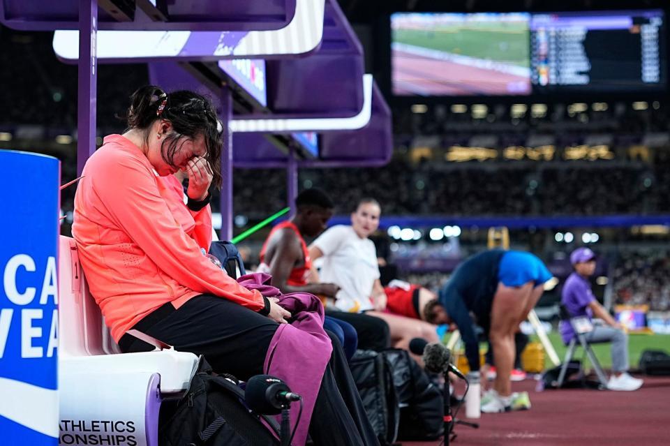 　女子やり投げ予選３投目を終え、うつむく北口榛花