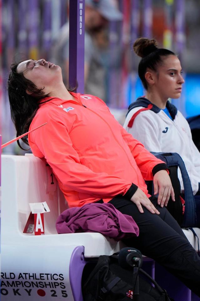 　女子やり投げ予選３投目を終え、天を仰ぐ北口榛花