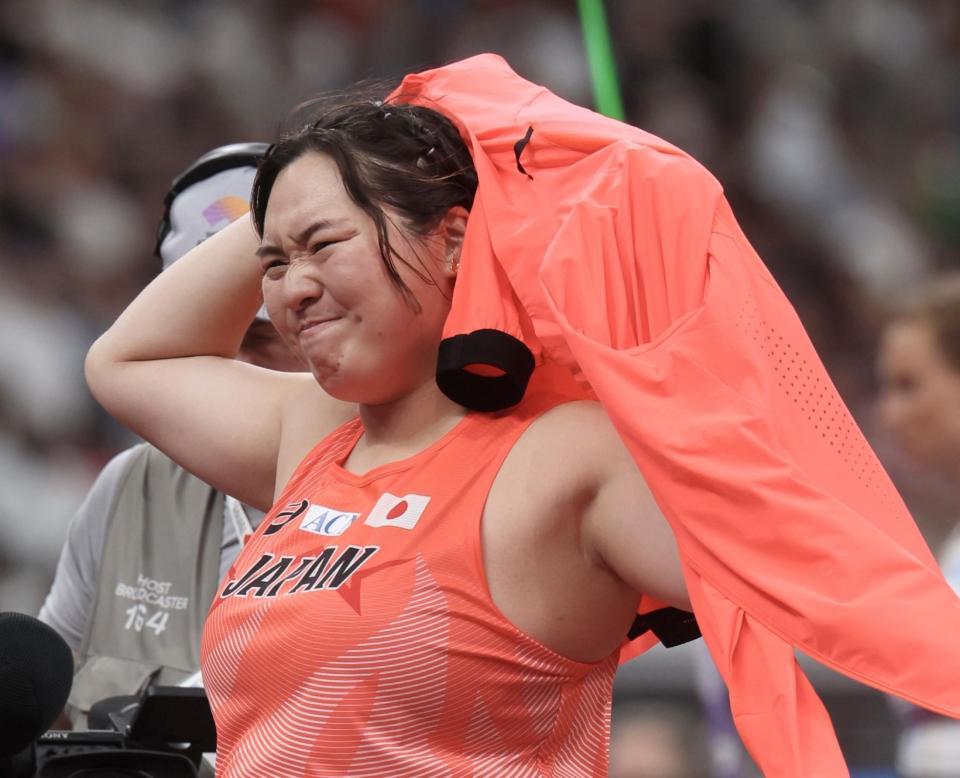 　女子やり投げ予選、３回目の投てきを終え、厳しい表情の北口榛花（撮影・石井剣太郎）