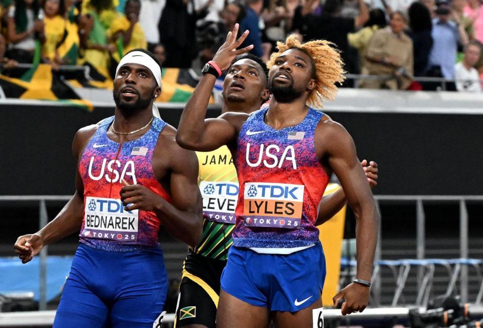 　男子２００メートル決勝で優勝し、ポーズを決めるライルズ（右）