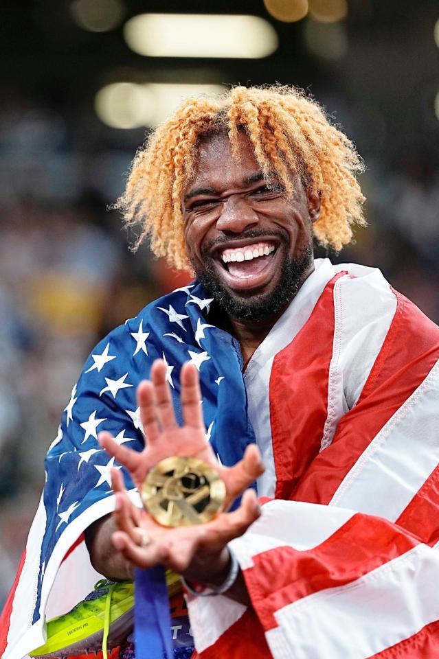 　男子２００メートルで優勝し、ポーズをとるノア・ライルズ