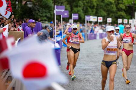 　懸命に歩く藤井菜々子（左）