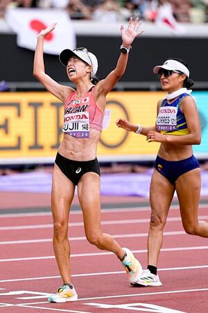 　３位でゴールする藤井菜々子（左）