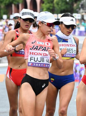 　懸命に歩く藤井菜々子