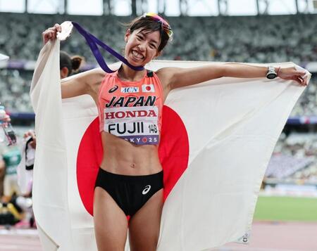 　笑顔で銅メダルを掲げる藤井菜々子