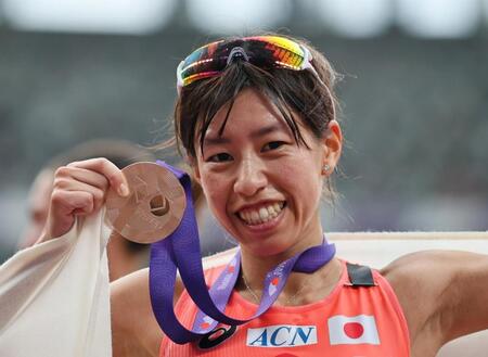 　銅メダルを手に笑顔の藤井菜々子