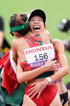 　銅メダルを獲得し、喜ぶ藤井菜々子