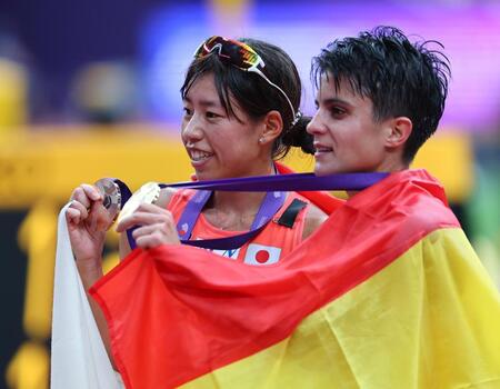 　優勝したマリア・ペレス（右）と記念撮影に納まる藤井菜々子