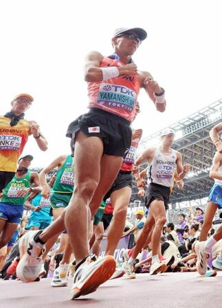 　懸命に歩く山西利和