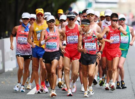 　懸命に歩く山西利和（手前左）