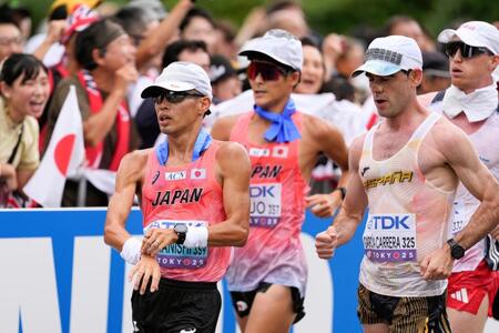 　懸命に歩く山西利和（左端）