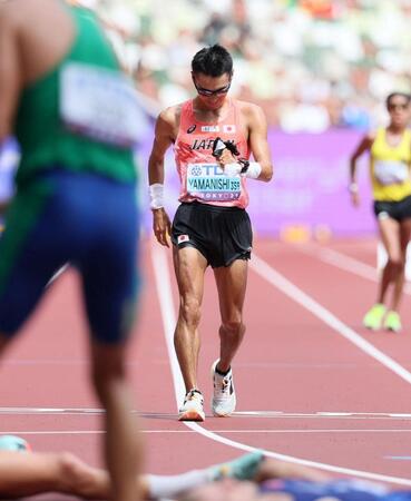 　男子２０キロ競歩、２８位でゴールする山西利和（撮影・石井剣太郎）