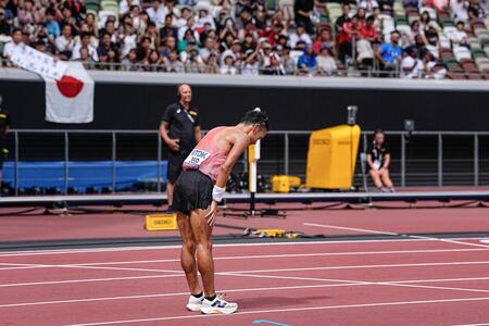 　ゴール後、一礼する山西利和