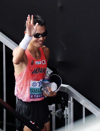 　レースを終え、観客の声援に応える山西利和