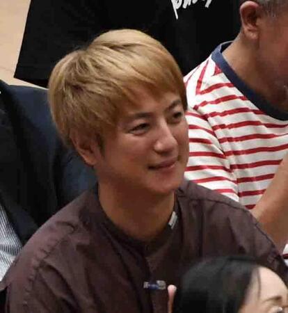 　土俵だまりで観戦する上地雄輔（撮影・佐藤厚）