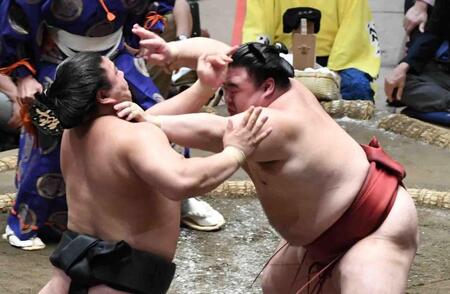 　若元春（左）を突き倒しで破り、１敗を守った隆の勝（撮影・佐藤厚）