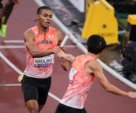 　佐藤風雅にバトンを渡す中島佑気ジョセフ（撮影・石井剣太郎）