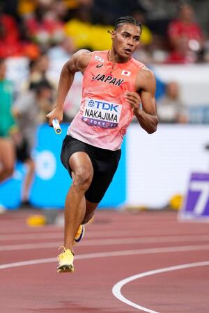 　力走する第１走者の中島佑気ジョセフ