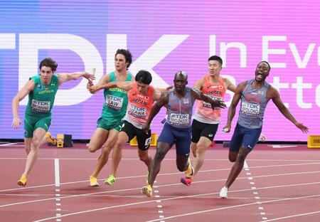 　桐生祥秀から鵜澤飛羽にバトンが渡る（中央）＝撮影・石井剣太郎