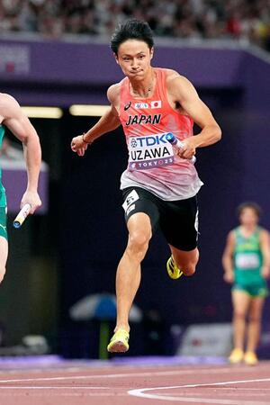 　ゴールするアンカーの鵜沢飛羽