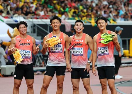 　決勝進出を決め笑顔を見せる（左から）小池祐貴、柳田大輝、桐生祥秀、鵜沢飛羽