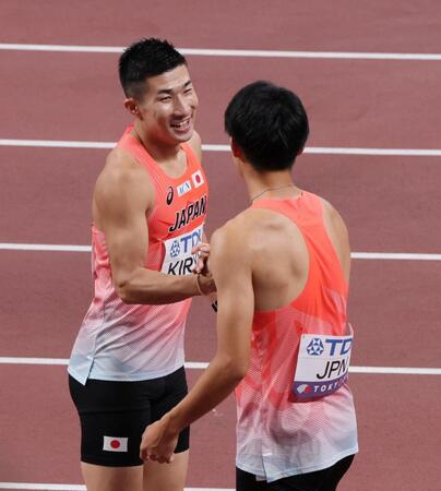 　決勝進出を決め鵜澤飛羽と喜ぶ桐生祥秀（左）＝撮影・石井剣太郎