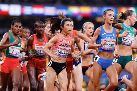 　力走する田中希実（中央）