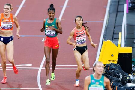 　ゴールした田中希実（右）