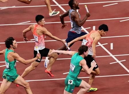 　男子４００メートルリレー予選　第３走者の桐生祥秀（中央左）からバトンを受け走り出すアンカーの鵜沢飛羽（同右）　
