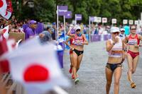 　懸命に歩く藤井菜々子（左）