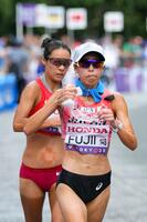 　懸命に歩く藤井菜々子（右）