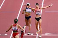 　３位でゴールする藤井菜々子（右）