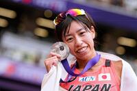 　銅メダルを獲得し、笑顔を見せる藤井菜々子。１時間２６分１８秒の日本新をマークした