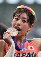 　獲得した銅メダルをかじる藤井菜々子