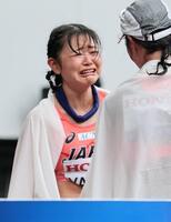 　レース後、藤井菜々子（手前）と健闘をたたえ合う柳井綾音