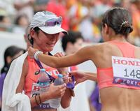 　ゴールし藤井菜々子（右）に銅メダルをかけてもらう岡田久美子