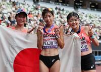 　レースを終え記念写真に納まる（左から）岡田久美子、藤井菜々子、柳井綾音
