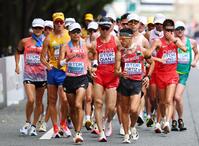 　懸命に歩く山西利和（手前左）