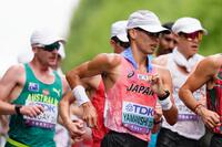 男子20キロ競歩　懸命に歩く山西利和（右手前）＝東京都内