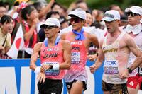 　懸命に歩く山西利和（左端）