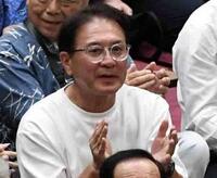 　宇良に拍手を送る瀬古利彦氏（撮影・佐藤厚）