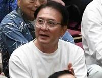 　宇良に拍手を送る瀬古利彦氏（撮影・佐藤厚）