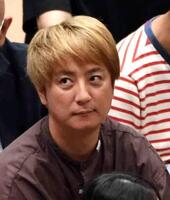 　土俵下で観戦する上地雄輔（撮影・佐藤厚）