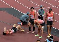 　決勝進出を逃し、落胆する（左から）今泉堅貴、吉津拓歩、佐藤風雅、中島佑気ジョセフ（撮影・石井剣太郎）