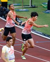 　第１走者の中島佑気ジョセフ（左）からバトンを受け駆け出す第２走者の佐藤風雅