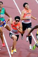 　第３走者の吉津拓歩（右）からバトンを受け駆け出すアンカーの今泉堅貴