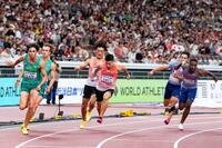 　第２走者の柳田大輝（中央奥）からバトンを受け取る第３走者の桐生祥秀