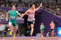 　ゴールするアンカーの鵜沢飛羽（右）